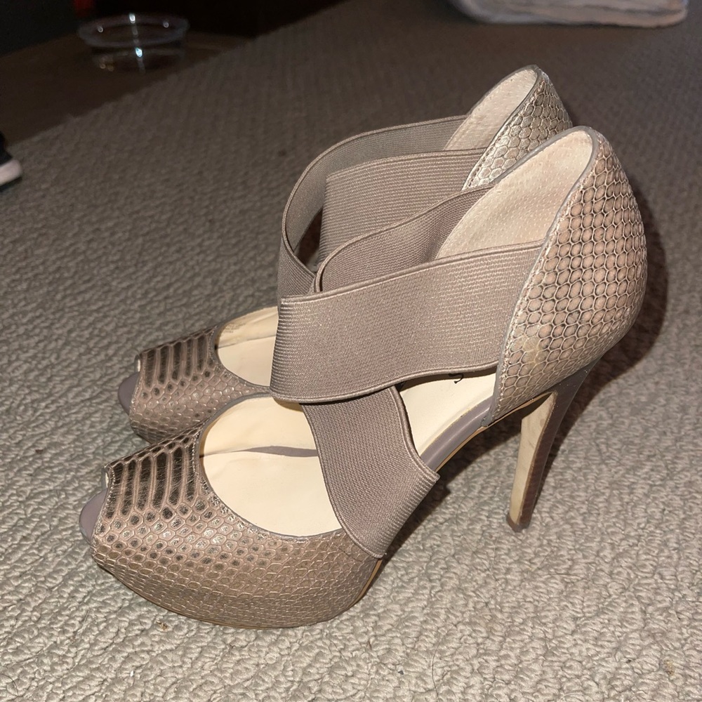 Gorgeous like new GUESS platform heels size 6.5
